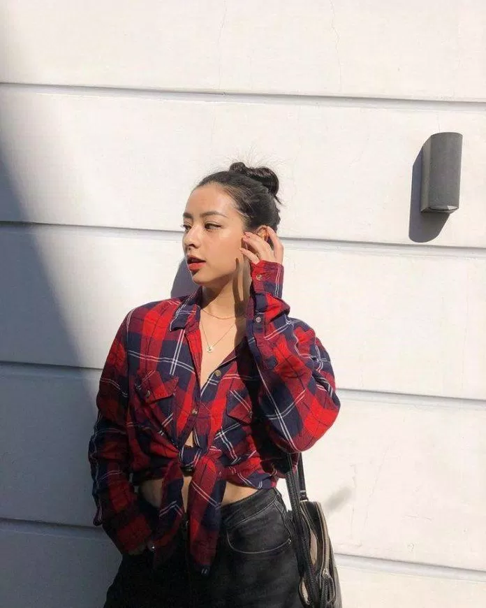 Cô bạn theo đuổi phong cách ăn mặc năng động, trưởng thành và có phần sexy.