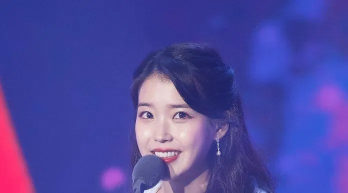 IU thể hiện tình yêu của mình dành cho chị gái Yoo In Na khi phát biểu nhận giải thưởng "Best Album Of The Year" (Nguồn: Internet).