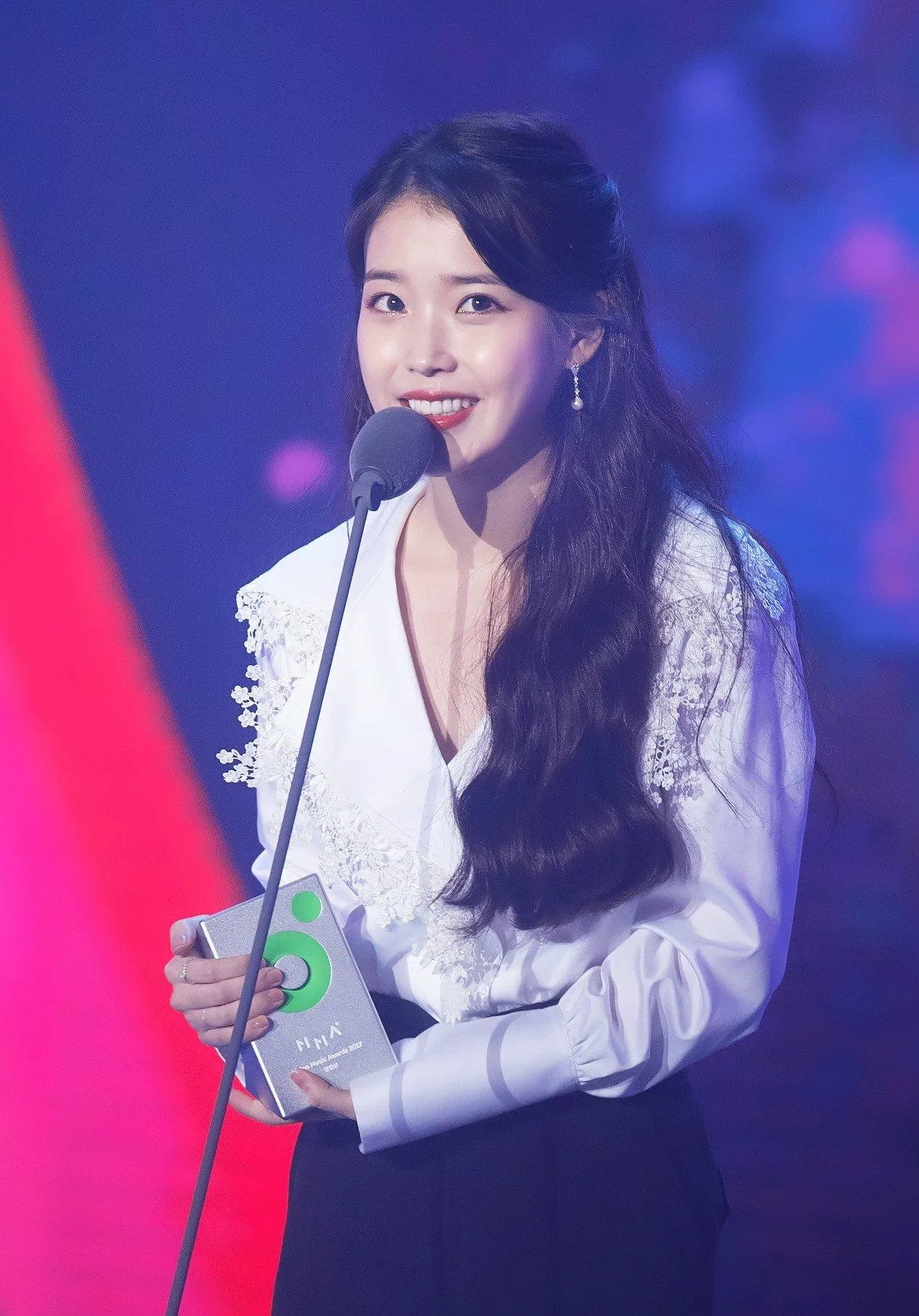 IU thể hiện tình yêu của mình dành cho chị gái Yoo In Na khi phát biểu nhận giải thưởng "Best Album Of The Year" (Nguồn: Internet).