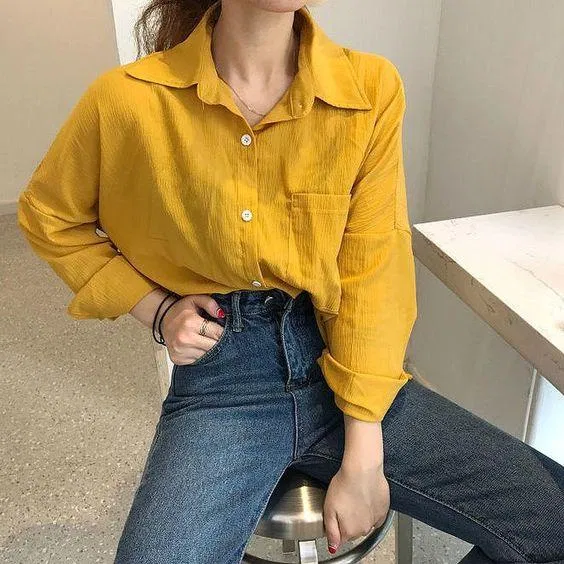 Sơ-mi trơn trang nhã sơ vin cùng quần jeans giúp tôn dáng