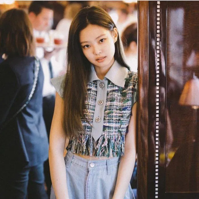 Jennie cũng rất thích diện những chiếc Croptop cài cúc