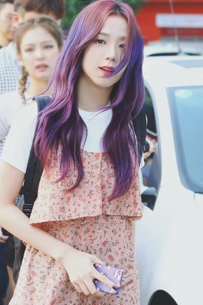 Nữ thần tóc tím của Kpop lăng xê với chiếc váy hoa xếp tầng. (nguồn ảnh: Internet)