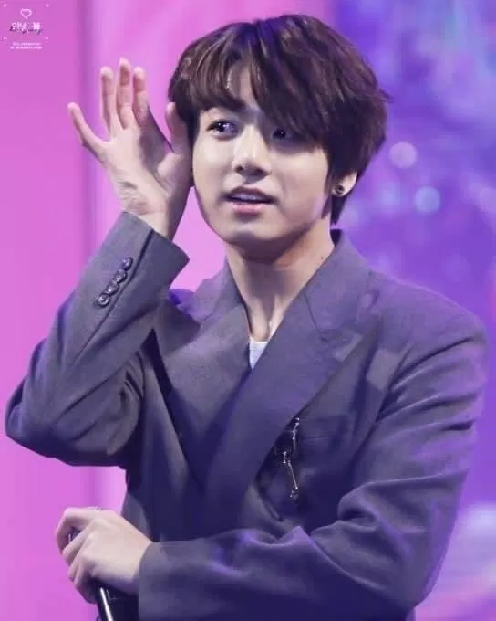 Hành động lau mồ hôi đặc biệt và cũng dễ thương của Jungkook (Ảnh: Internet)