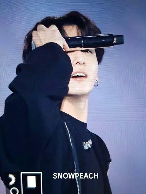 Hành động quen thuộc mỗi khi nhìn fan của Jungkook (Ảnh: Twitter)