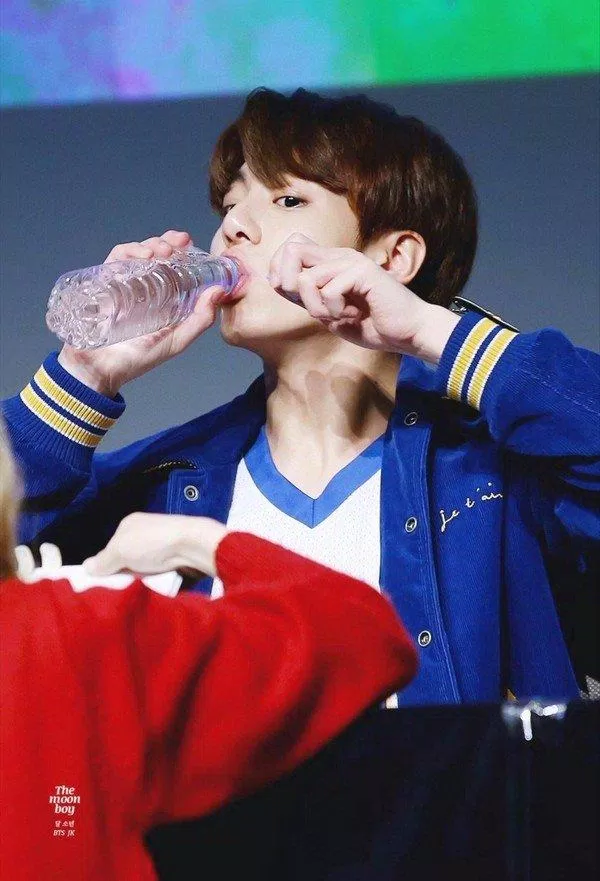 Đây là thói quen đặc trưng của Jungkook. (Ảnh: Internet)