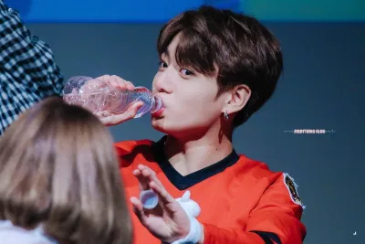 Thói quen ngậm miệng chai khi uống nước của Jungkook (Ảnh: Twitter) Thói quen ngậm miệng chai khi uống nước của Jungkook (Ảnh: Twitter)