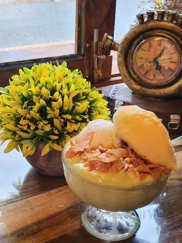 Kem bơ ở đây mịn, quyện với vị hơi giòn của dừa nạo (Nguồn: Facebook Tea Cream House Wooden)