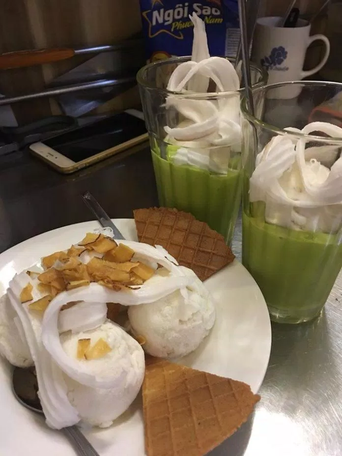 Ngoài kem bơ, quán còn bán bánh mochi, kem dừa,... (Nguồn: Facebook Kem bơ Đà Lạt Phú Lâm).