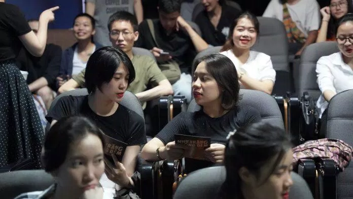 Khán giả rất hào hứng trong phần giao lưu cùng đạo diễn (Nguồn: BlogAnChoi) Khán giả rất hào hứng trong phần giao lưu cùng đạo diễn (Nguồn: BlogAnChoi)