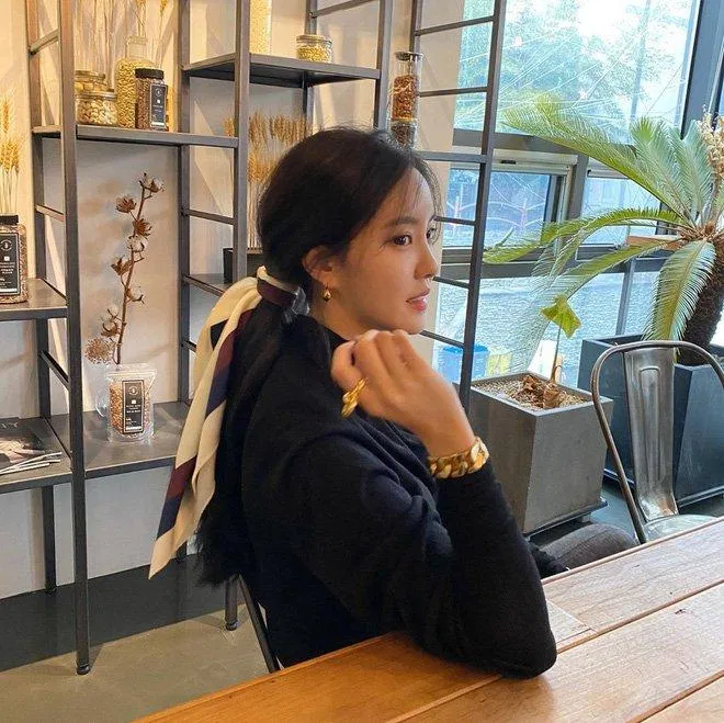 Chọn lựa khăn có họa tiết nhẹ nhàng giúp tạo điểm nhấn cho mái tóc thêm xinh (Nguồn: Internet) Chọn lựa khăn có họa tiết nhẹ nhàng giúp tạo điểm nhấn cho mái tóc thêm xinh (Nguồn: Internet)
