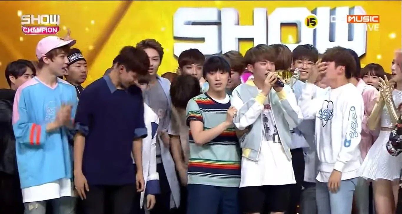 Khoảnh khắc SEVENTEEN đạt No.1 đầu tiên với "Pretty U" (Nguồn: Internet)