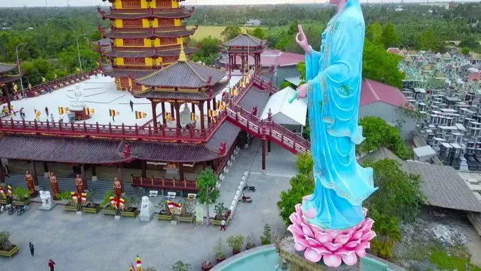 Trong chùa có tượng Phật Quan Thế Âm Bồ Tát cao 32 mét và tòa bảo tháp cao tới 45m (Nguồn: Internet)