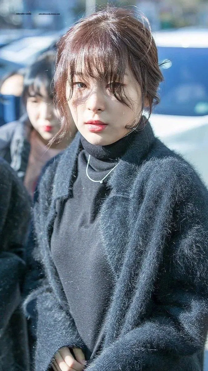 Hãy nhớ uốn xoăn những lọn tóc thả ra để trông vẻ ngoài của bạn thật dịu dàng. (Nguồn: Internet)