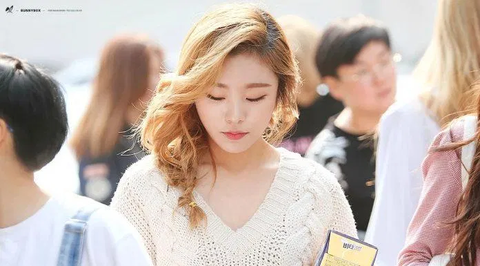 Kiểu tóc tết lệch một ben đem lại sự dịu dàng đằm thắm. (Nguồn: Internet)