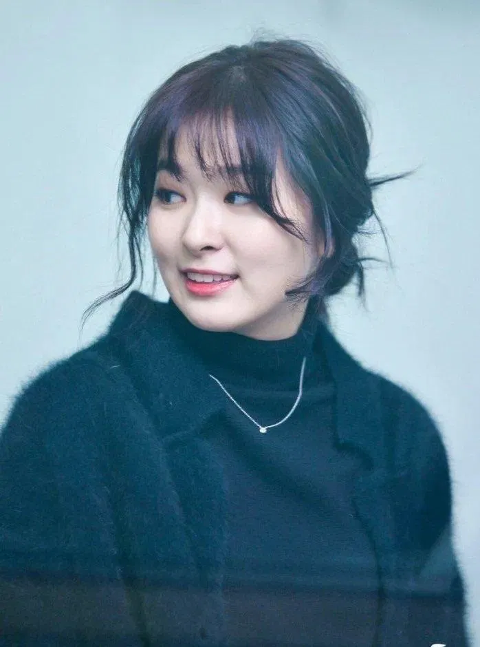 Kiểu tóc búi thấp này vô cùng dễ thực hiện. (Nguồn: Internet)