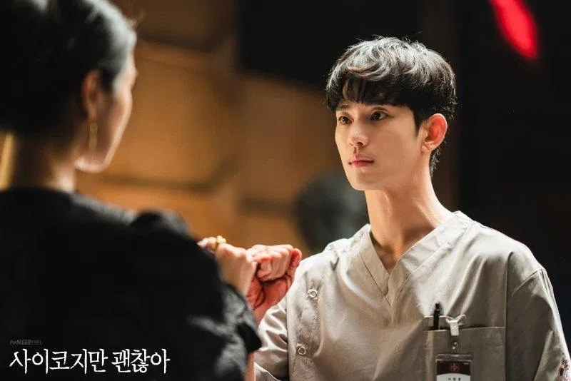 Hay trong trang phục nhân viên y tế, Kim Soo Hyun vẫn cứ khiến tim chị em đập thình thịch (ảnh: Internet)