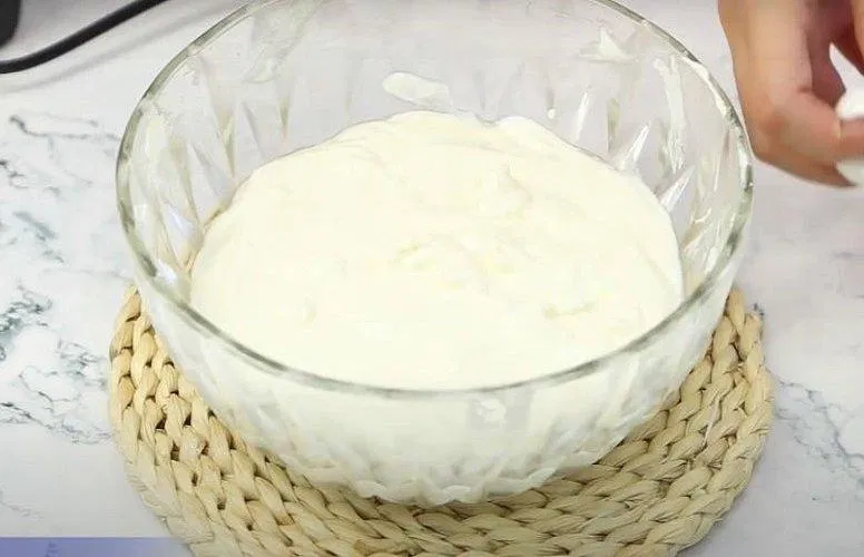 Trộn đều whipping cream, cream cheese, sữa đặc, sữa chua, nước cốt chanh và gelatin (Nguồn: Internet)