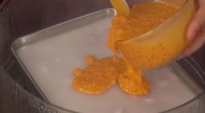 Trộn bột báng với bột màu cam, đổ lên khay bột trắng và hấp thêm 10 phút (Nguồn: Bếp Cô Minh)