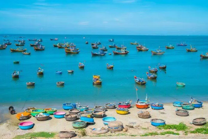 Làng chài Mũi Né đẹp như tranh vẽ nép bên bờ biển xanh. (Nguồn: Internet)