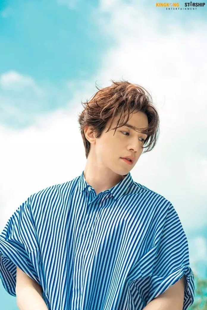 Lee Dong Wook đầy vẻ nam tính trong chiếc áo sơ mi kẻ xanh (Nguồn: Internet).