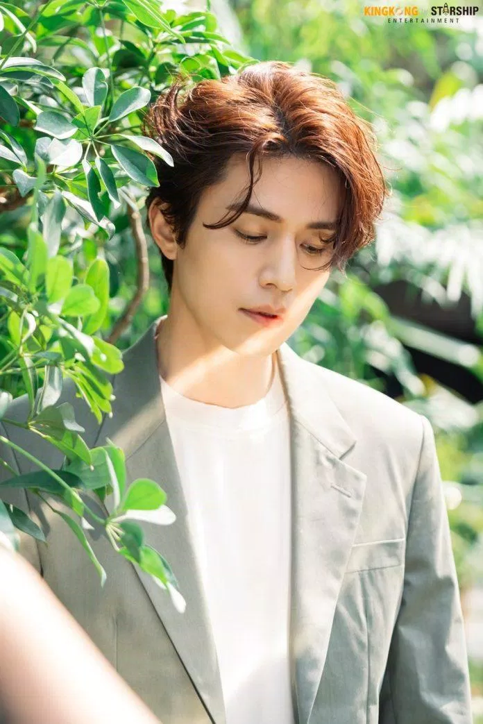 Lee Dong Wook điển trai trong chiếc áo vest màu ghi (Nguồn: Internet).
