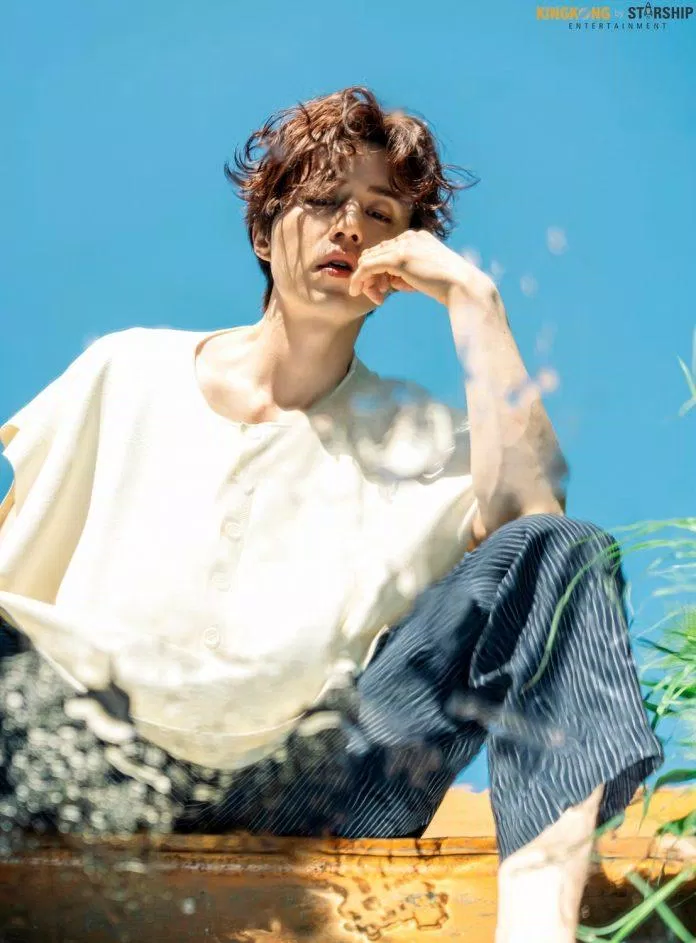 Lee Dong Wook hóa thân vào hình ảnh "bad boy" vẫn rất cuốn hút (Nguồn: Internet).