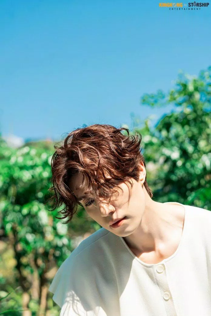 Đôi mắt của Lee Dong Wook bị che đi bởi mái tóc càng khiến anh trông bí ấn hơn (Nguồn: Internet).