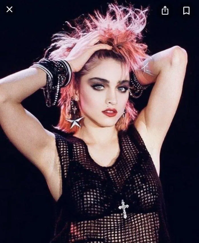 Madonna Ciccone với tạo hình áo lưới và Croptop đây nóng bỏng và táo bạo