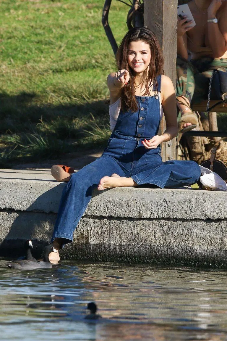 Có lúc lại trẻ con với nụ cười rạng rỡ bên chiếc quần yếm xanh đậm. (nguồn ảnh: Internet)