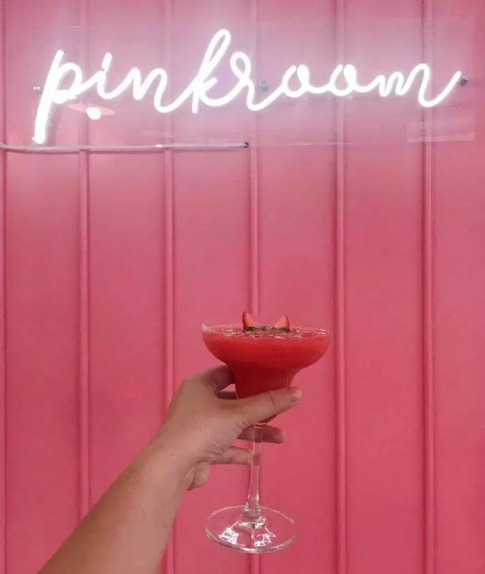Menu tại khá đa dạng từ nước đến bánh ngọt (Nguồn: Facebook Pinkroom)