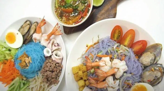 Miến trộn hoa đậu biếc kiểu Thái trông cực bắt mắt (Nguồn: Cooky TV)