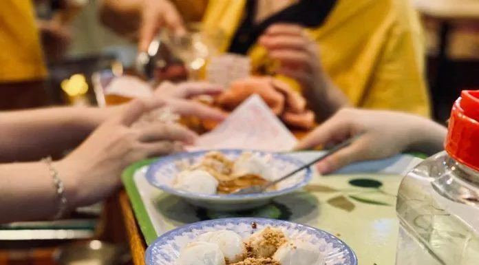Phần kem gồm kem nhãn, bánh plan, đậu phộng, sữa đặc ăn cùng đá bào. (Nguồn: phanhoangmy81)