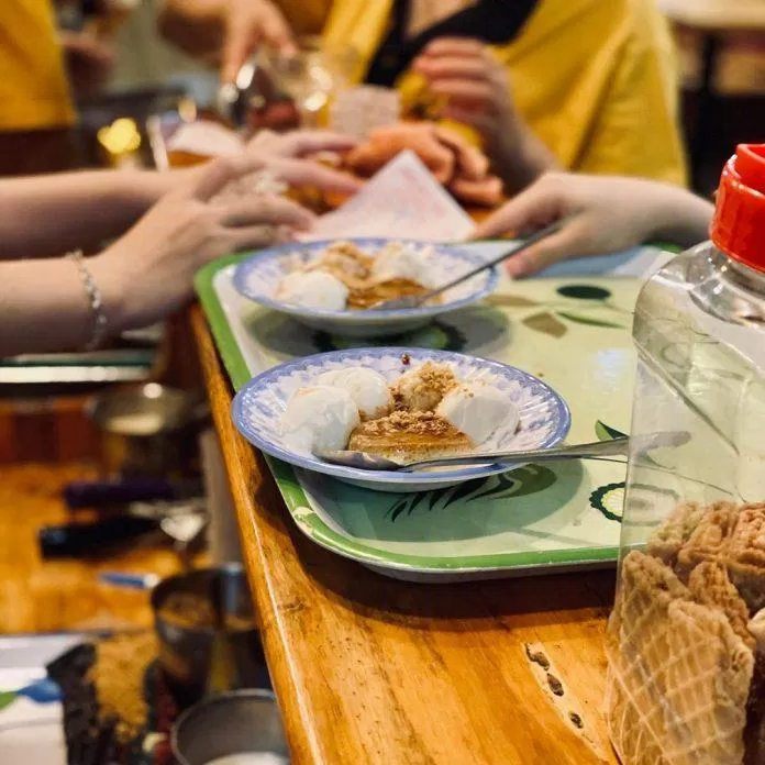 Phần kem gồm kem nhãn, bánh plan, đậu phộng, sữa đặc ăn cùng đá bào. (Nguồn: phanhoangmy81)