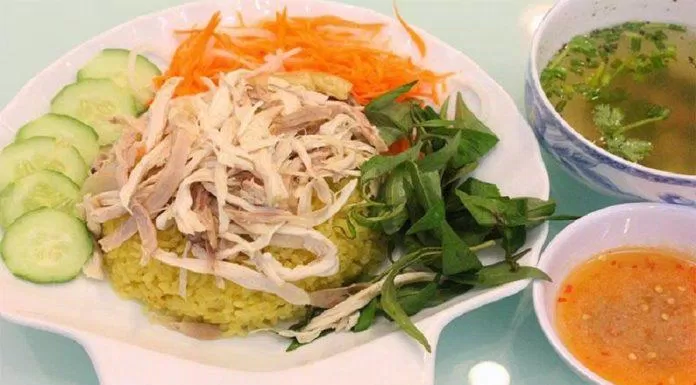 Cơm gà xé Phú Yên ăn cùng với đồ chua, dưa leo và rau răm (Nguồn: Internet)