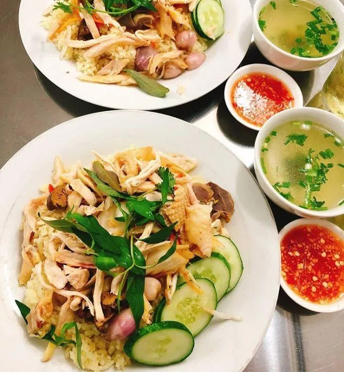 Cơm gà Phú Yên với đầy đủ 'topping' (Nguồn: Internet) 9 món ngon Phú Yên ăn qua là nghiện ăn gì ở phú yên bánh bèo chén Cô Mai Phú Yên bánh canh Bánh canh hẹ Bánh hỏi lòng heo chả dông Phú Yên cơm gà Phú Yên dê núi Chóp Chài du lịch Phú Yên đặc sản Phú Yên Đầm Ô Loan mắt cá ngừ đại dương món ngon món ngon phú yên nem nướng Phú Yên Sò huyết đầm ô loan