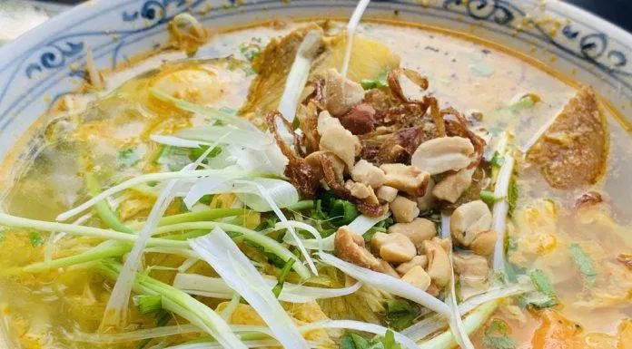 Mỳ Quảng ở Nha Trang mang mùi vị và màu sắc mới mẻ (Ảnh: Internet).