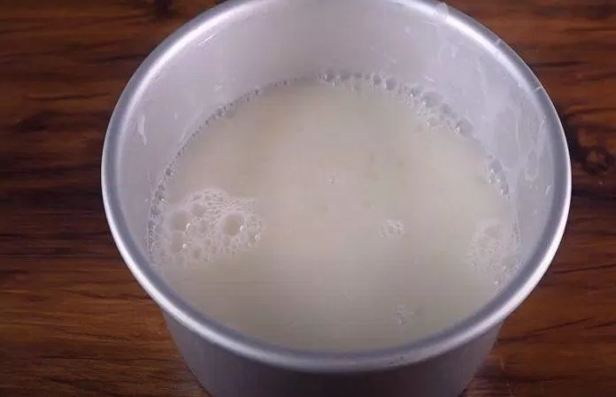 Thêm sữa đặc vào khuấy đều, đổ vào khuôn và để nguội cho đông lại (Nguồn: Món Ăn Ngon)
