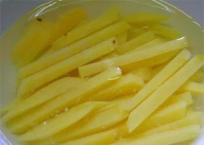 Ngâm khoai tây với nước muối (nguồn: internet)