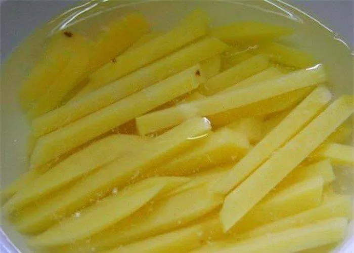 Ngâm khoai tây trong nước muối (Nguồn: Internet)