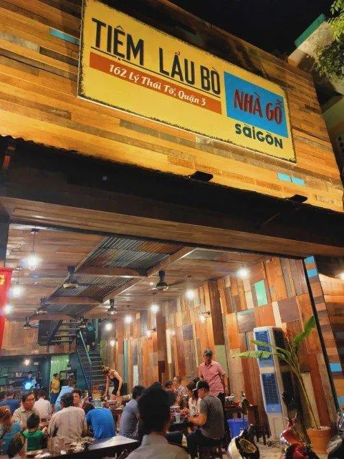 Lẩu bò nhà gỗ là địa điểm quen thuộc cho những tín đồ sành ăn lẩu tại quận 3 (Nguồn: Internet)