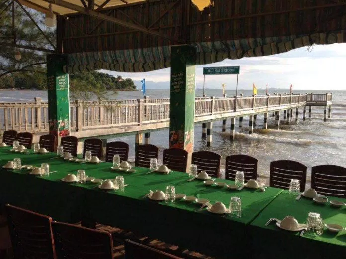 Vừa nhâm nhi các món ngon tại nhà hàng Mũi Nai, vừa ngắm cảnh biển thì còn gì bằng, bạn nhỉ? (Ảnh: Internet).