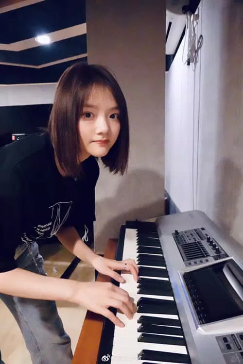 Thỉnh thoảng cô cũng tự học chơi guitar và piano (Ảnh: Internet)