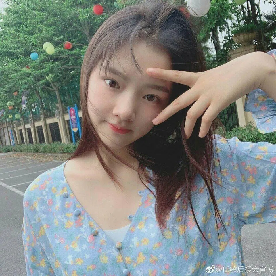 Dù đã "mãn teen" nhưng gương mặt Nhậm Mẫn vẫn ngây thơ như một bé gái (Ảnh: Internet)