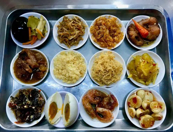 Quán cháo ở đây có hơn 20 món mặn ăn kèm (Nguồn: Internet)