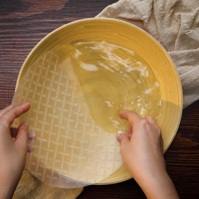 Nhúng 2-3 miếng bánh tráng vào nước (Nguồn: Internet)
