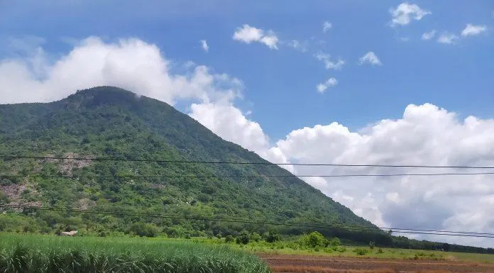 Chạy vòng quanh chân núi ngắm cảnh quan hữu tình (ảnh: BlogAnChoi)