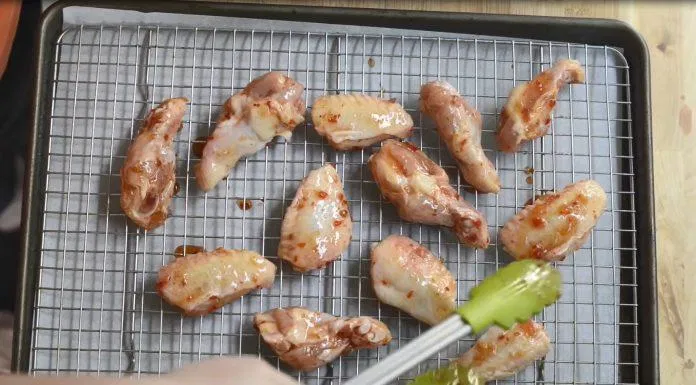 Nướng cánh gà có lót tấm giấy nhôm phía dưới sẽ giúp thịt gà ngon hơn. (Nguồn: inspiredtaste.net)