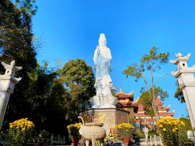 Tượng Phật Quan Âm tại chùa Khánh Lâm - Măng Đen (Nguồn: BlogAnChoi) Tượng Phật Quan Âm tại chùa Khánh Lâm - Măng Đen (Nguồn: BlogAnChoi)