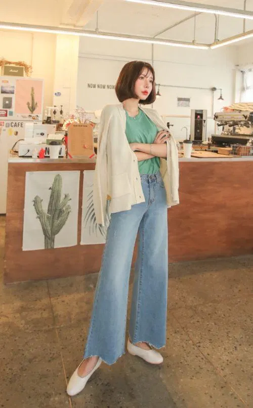 Một chiếc cardigan mỏng nhẹ vừa thêm xinh vừa là cứu cánh trong nhiều trường hợp Một chiếc cardigan mỏng nhẹ vừa thêm xinh vừa là cứu cánh trong nhiều trường hợp
