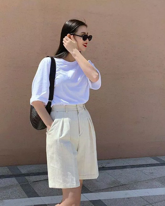 Sự kết hợp hoàn hảo của áo thun trắng trơn và quần bermuda kaki (nguồn ảnh: Internet) Sự kết hợp hoàn hảo của áo thun trắng trơn và quần bermuda kaki (nguồn ảnh: Internet)